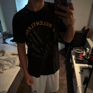 Gasp t-shirt - Fin träningströja med luftigt material samt tryck både på bröstet och ryggen. Köpt från GASP, använd ett fåtal gånger. Inga defekter alls. 60% Bomull 40% Polyester                                       Nypris 349:- 
