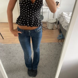 mörkblå lågmidjade bootcut - mörkblåa bootcut jeans som är lågmidjade o knappt använda då de är lite korta för min smak, är 170cm som preferens! 
