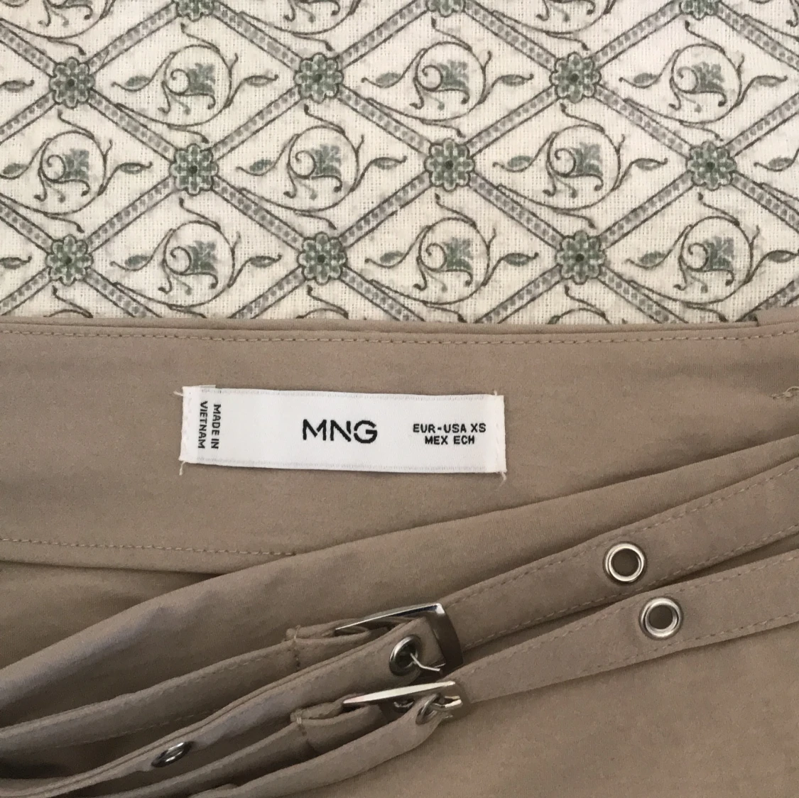 Beige kortkjol med bälte från MNG - 2