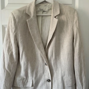 Beige linnekavaj från NLY Trend - Perfekta linne kavajen inför alla olika tillfällen!! Den är oversized och bara så härlig! Tyvärr kom den inte till användning😓