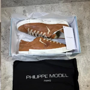 HELT NYA Philippe Model Skor - HELT NYA Philippe Model skor || Storlek 41 || Mitt pris 1599kr || tveka inte på att höra av dig vid frågor eller funderingar 