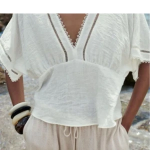 Blus zara - Säljer denna fina blusen från zara. Skriv privat för egna bilder😇