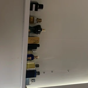 Parfymkollektion med lyxiga flaskor - Byter och Säljer en samling parfymer med unika flaskor i guld, svart, blått och genomskinligt glas. Bland märkena syns bland annat Paco Rabanne 1 Million och Jean Paul Gaultier. Flera flaskor har snygga detaljer i metall och glas, perfekt för dig som gillar exklusiva dofter.