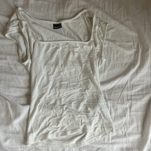 Vit topp med fyrkantig ringning Gina Tricot - Vit topp från gina. Använd få gånger