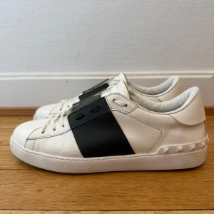 Valentino open sneakers  - Säljer nu dessa fina valentino open skor | Super fint skick | Storlek 44 | Kvitto ingår som intygar äktheten | 