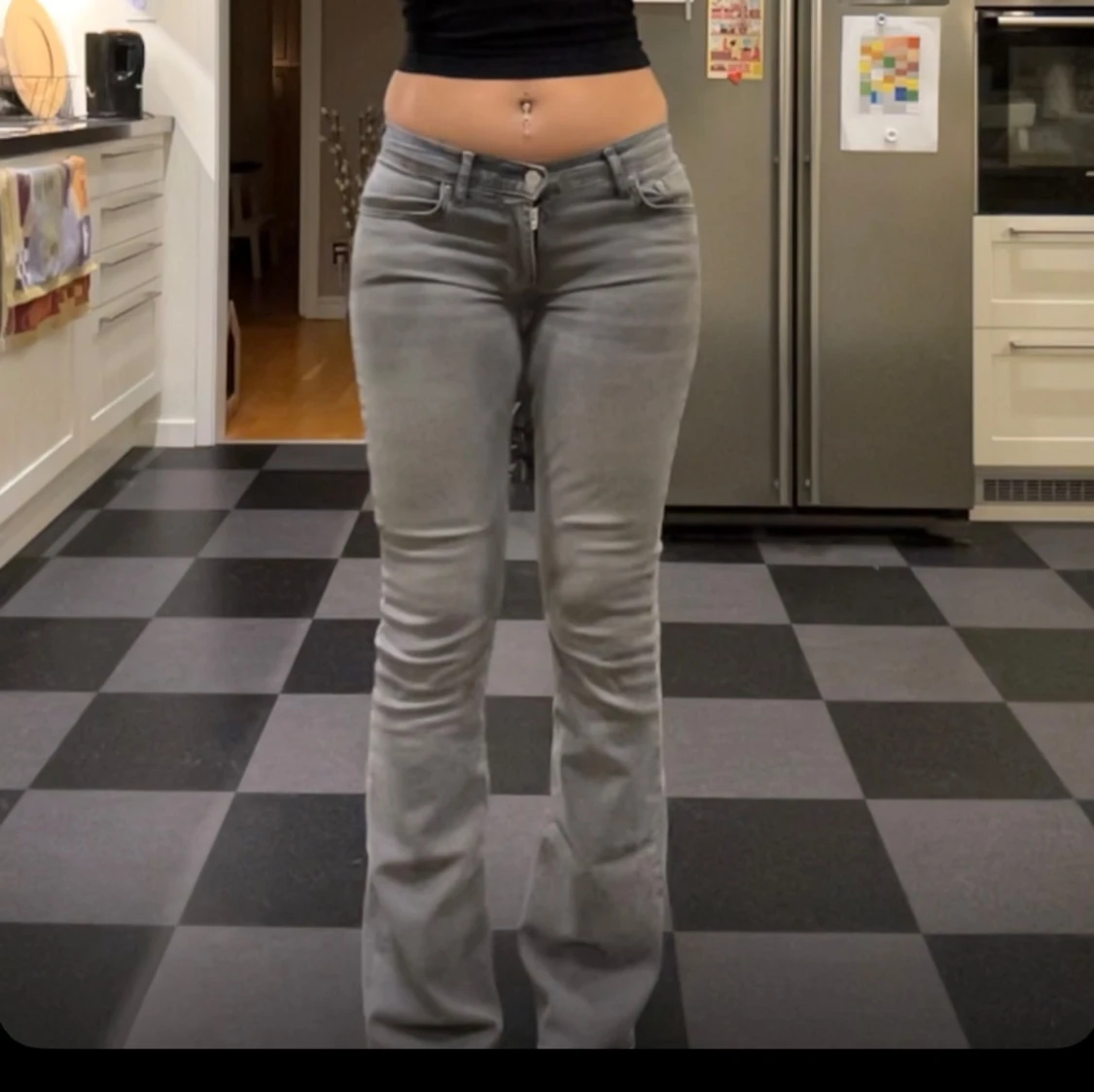 Grå bootcut jeans med låg midja