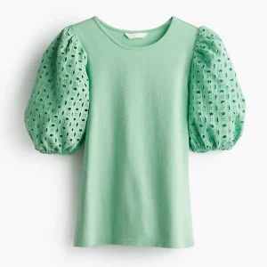 Mintgrön topp med puffärmar helt slutsåld  - Superfin mintgrön topp med korta puffärmar i broderad bomull. Ärmarna har ett hålmönster som ger en cool och luftig känsla. Perfekt för dig som vill sticka ut med en söt och trendig look. Helt slutsåld!