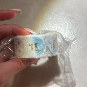 Thank you klistermärke rulle!  - Det här är en rulle med klistermärken med texten 'thank you' i olika färger. Perfekt för att dekorera paket, brev eller presenter och ge en personlig touch. Passar dig som gillar pyssel, DIY eller vill göra dina gåvor extra fina.