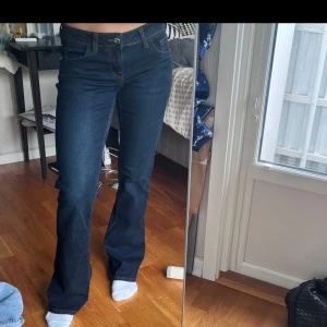 Lågmidjade bootcut jeans - Ett par mörkblå bootcut jeans från hm som är helt slutsålda. Använt fåtal gånger och mycket bra skick. 