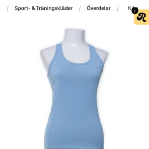 Ljusblått träningslinne från Nike - Superskönt ljusblått träningslinne från Nike, perfekt för träning. I ett jätteskönt luftande tyg. Nyskick. Storlek XS🥰