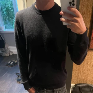 Kashmir Tröja - Säljer denna kashmir crewneck i väldigt fint skick, färgen är navy blue. Storlek S. Hör av dig vid funderingar.