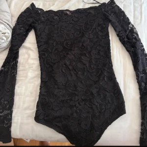 Spetsbody - Jätte fin body i spets som har ett tyg under men är ”genomskinlig” i armarna. Köpte på vinted men har aldrig använt den🩷 passar xs-s, pris kan diskuteras 