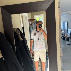 Portugal T-shirt med  Ronaldo 7 på - Portugal fotbollströja med Ronaldo 7-tryck, från Puma. Tröjan är köpt utomlands men kvaliten och materialet är 10/10, helt oanvänd ! 