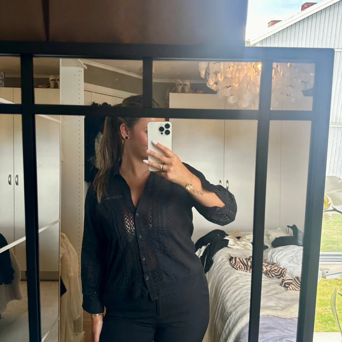 Svart skjorta med spetsdetaljer