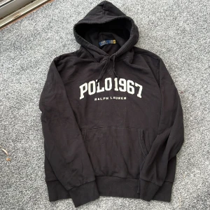 Ralph lauren hoodie - Snygg raplh lauren hoodie! |  Size: Large men kan även passa på M |  Skick: 8/10. | tveka inte på att höra av dig | Fraktar samma dag som köp🤩