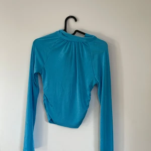 Snygg festtopp  - Köpt för över 400 men säljer billigare då det finns en fläck (fläcken går att tvätta och syns knappast) har knytning på baksidan, vilket gör den mer öppen i ryggen och säljs inte på nätet längre. Perfekt till en fest eller finare tillfredsställelse.