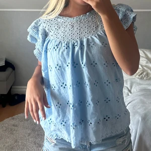 Ljusblå blus  - Säljer en super söt blus som är använd endast en gång💕