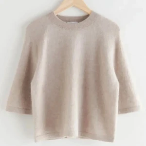 & other stories stickad tröja 🎀 - Supermjuk och fluffig beige stickad tröja med rund hals och trekvartsärmar. Tröjan är från & other stories! Använd ett par fåtal gånger men i super fint skick 🎀 storlek XS o är super mysig 🪽köpt för 790kr o säljer för 549kr men pris kan diskuteras om man vill köpa bundle mm 🎀