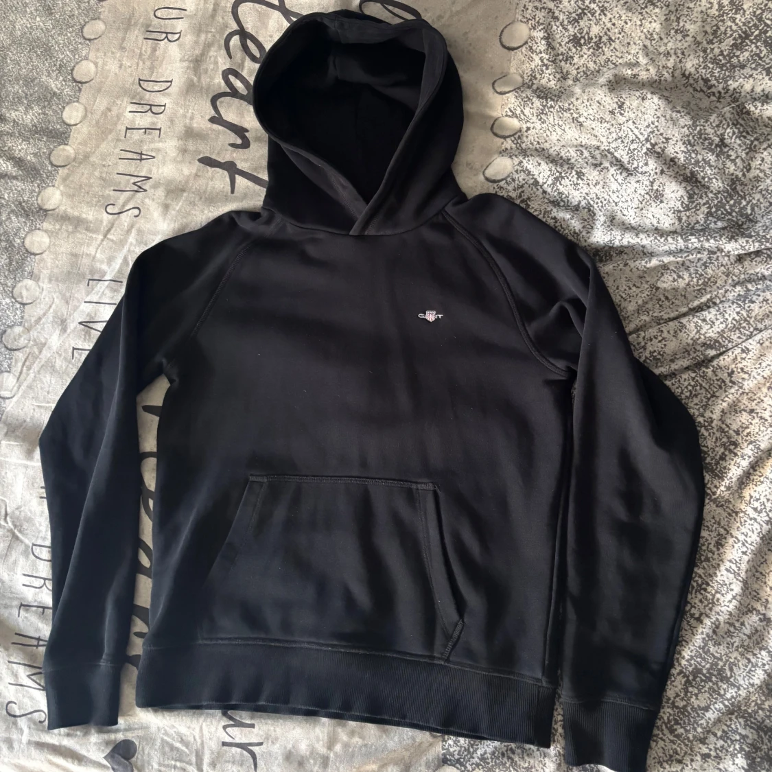 Svart hoodie från GANT med logga - 1