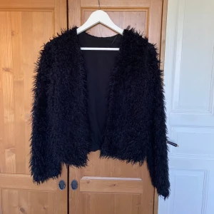 Gina Tricot fluffig kofta - Den här klassiska som fanns att köpa för några år sedan på gina i massa olika färger. Inte nyskick men fortfarande bra skick! Den är helt vanlig svart vet inte varför den ser lite blå ut på två första bilderna, tredje bilden visar bäst färgen. Vet ej storlek men tror xs-s!  Skriv om du vill köpa annat på min sida så kan du få paketpris och slippa betala dubbelfrakt.