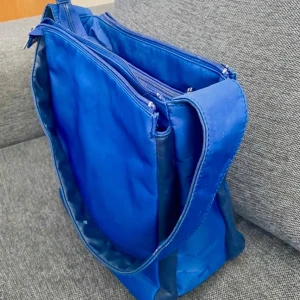 Väska Benetton - Vintage väska i väl bevarat skick . Mått 36*36 cm. Rymlig med olika fack . 