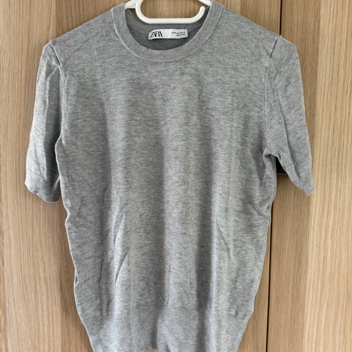 Grå kortärmad tröja från Zara