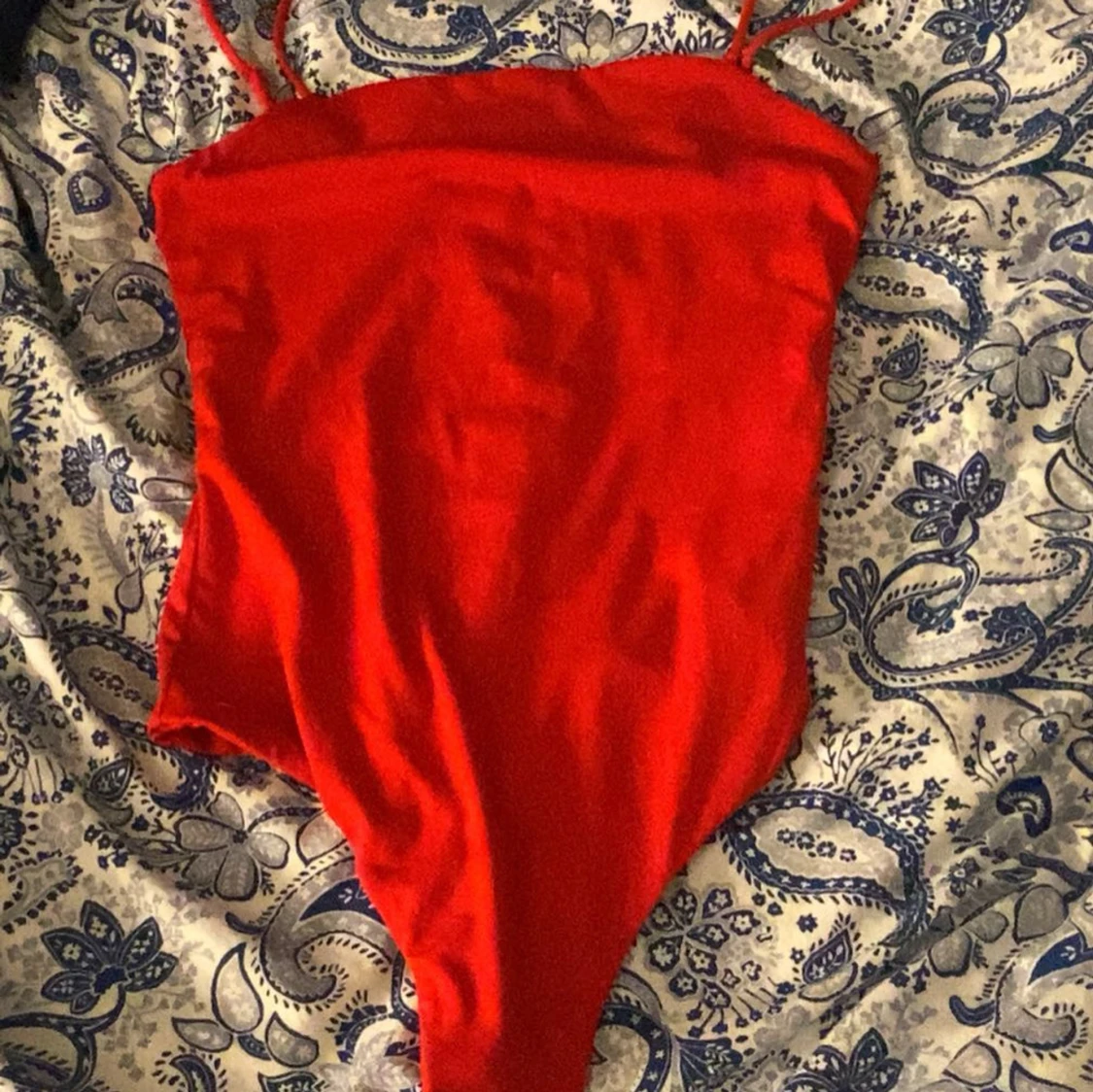 Röd bodysuit från BikBok XS