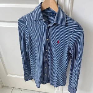 Ralph Lauren skjorta + Sweatshirt  - Båda i väldigt bra skick. 