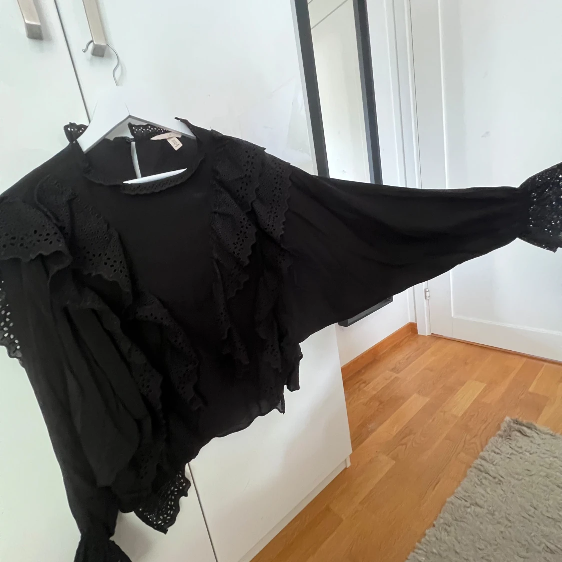 Svart blus med breda armar - 3