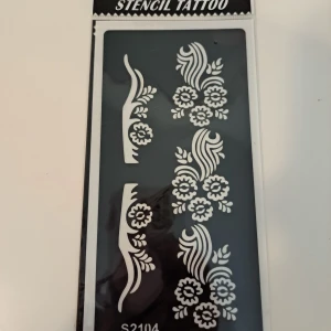 Stencil Tattoo mallar med blommor - Stencil Tattoo mallar med blommiga och vågiga mönster, perfekta för att skapa snygga temporära tatueringar med smink, glitter eller färg. Mönstren är vita och passar för DIY-dekoration på huden. Enkel att använda och ger kreativa möjligheter.