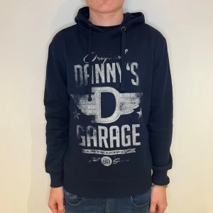 Hoodie herr - Hoodie herr | Skick: 9/10 | Size - M | Pris - 299kr | Märke - Smog | Fraktar via postnord eller instabox på köparens bekostnad | Hör av dig vid minsta fråga eller fundering // RDL