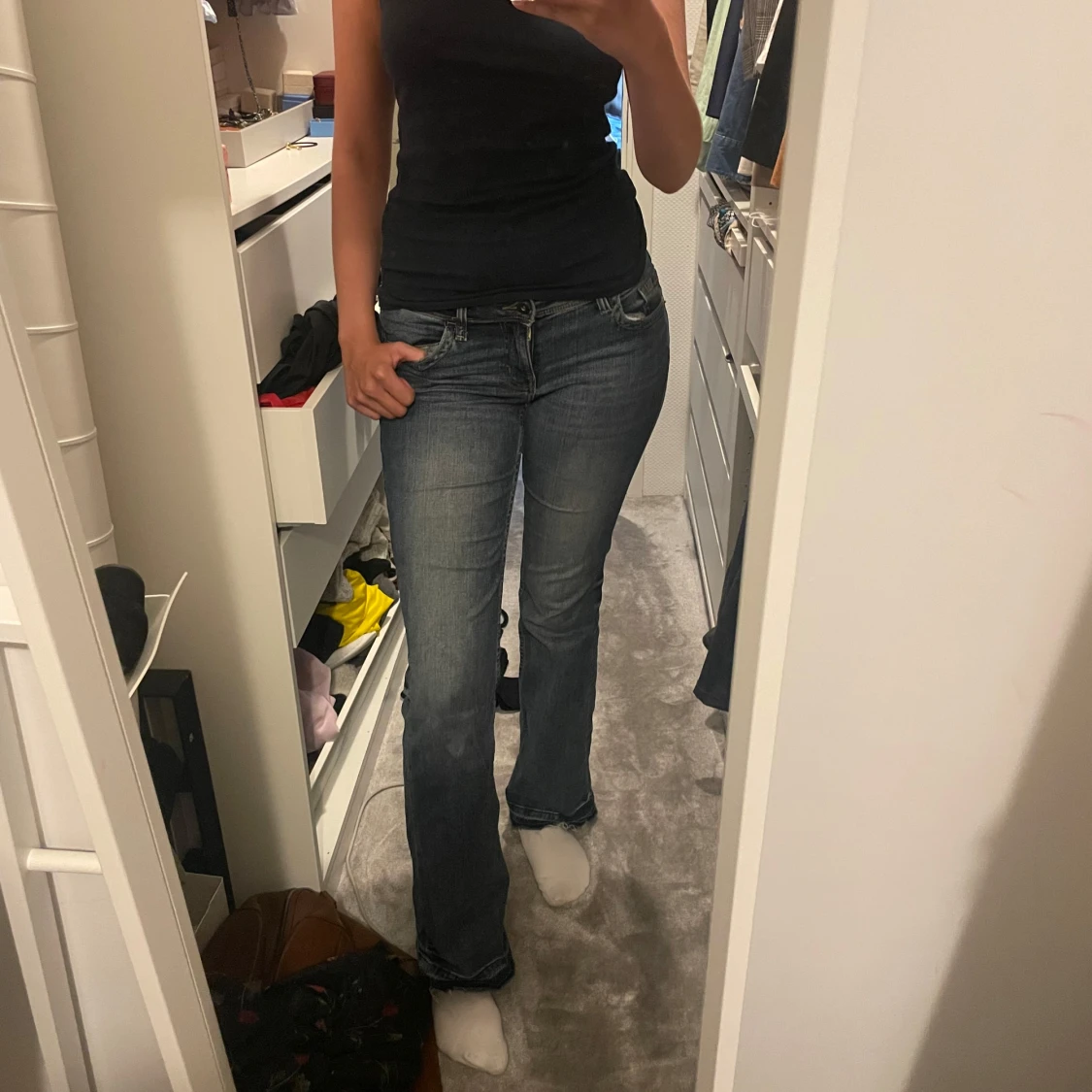 Blå bootcut jeans med låg midja