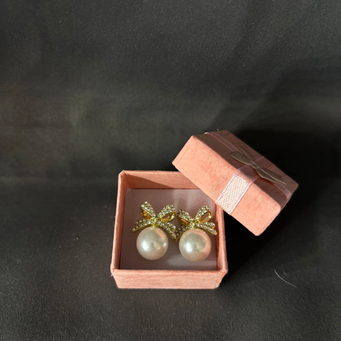 Guldiga örhängen med pärlor och rosett - 1