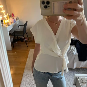 Vit omlottblus Zara  - säljer denna fina omlottblusen från Zara! Knappt använd i storlek xs💕