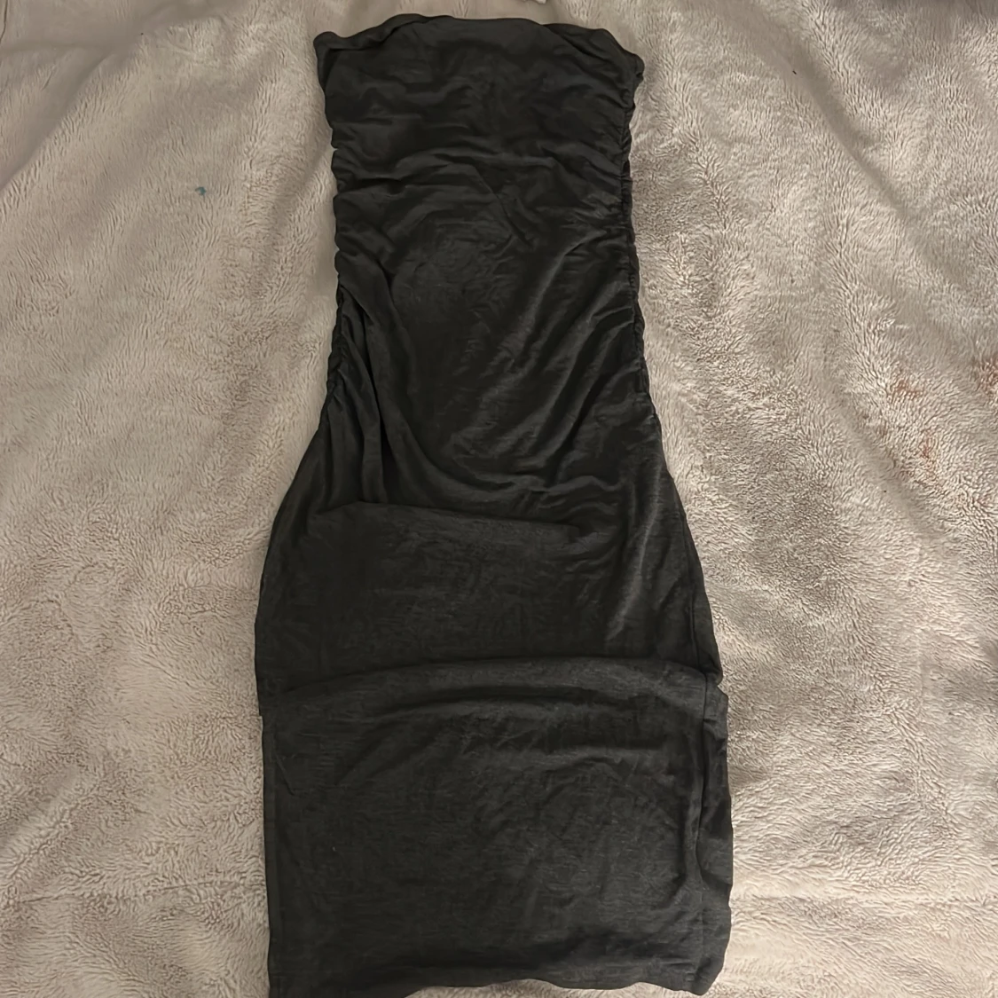 Mörk grå axelbandslös klänning 