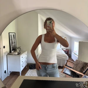 Zara topp - Säljer ett vitt Zara linne som är super snyggt. Jag har inte fått mycket användning för den men den har super bekvämt material och passformen är otrolig.