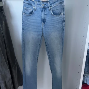Ljusblå Levis jeans  - Blå bootcut jeans från Levis. W25 och mycket bra skick. 