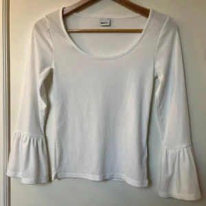Vit topp - Vit topp från Gina tricot i storlek S, köpt på vinted men säljer då den ej passar, endast använd 1 gång av förra ägaren