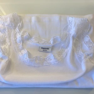 Spetslinne-Kappahl - Ett trendigt linne med spets kanter som passar perfekt till sommaren🙏💗💞Inga tecken på användning eftersom att jag bara har använt den högst 4 gånger🫶🏼🩷Den är i storlek 146/152 men passar större eller mindre storlekar eftersom att tyget är strechigt🩷😊