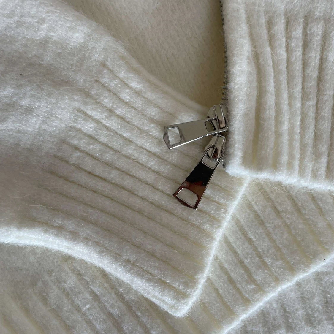 Vit stickad hoodie med fuskpäls - 1