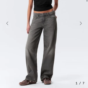 Weekday Ample Low Loose   - Säljer ett par Ample Low Loose Jeans från Weekday. De har en loose passform med breda ben och låg midja. Använda någon enstaka gång så i fint skick. Storlek 29 i midjan och 34 i längd, jag är 173 som referens.