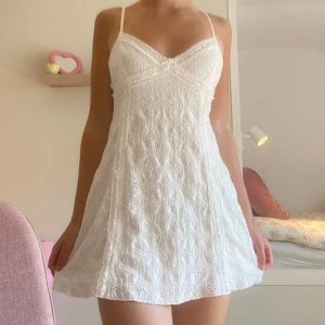 vit klänning från urban outfitters - ordinarie pris: 700kr. en jättesöt coquette klänning med massor av fina detaljer. jag säljer denna eftersom den inte har kommit till användning 🫶🏻🤍 