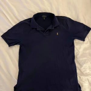 Ralph Lauren piké - Piké från Polo Ralph Lauren i marinblått. I barnstorlek 14-16 (L) - motsvarar ungefär M i vuxenstorlek. Den är i T-shirt material.