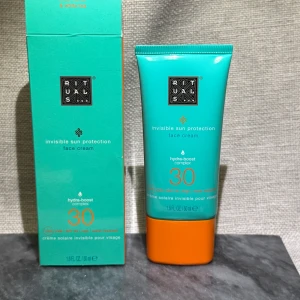 Ny! Rituals Invisible Sun Protection SPF 30 - Helt ny! Rituals The Ritual of Karma Invisible Sun Protection Face Cream med SPF 30. Turkos tub med orange kork, 50 ml. Innehåller hydra-boost complex och är vattenresistent. Perfekt för att skydda ansiktet mot solen utan att kännas kladdig. Doftar underbart! Nypris 199:-