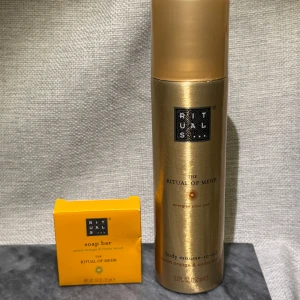 Nya! Rituals The Ritual of Mehr duo - Helt nya! Set med The Ritual of Mehr body mousse-to-oil (150 ml) och soap bar (25 g) från Rituals. Båda har en fräsch doft av söt apelsin och cederträ. Mousse-to-oil kommer i en lyxig guldig flaska och tvålen i en orange ask. Perfekt för dig som älskar fräscha och energigivande dofter. Mousse to oil har passat bäst före datum, men det brukar hålla sig väldigt länge. Tvålen var ett litet veck på mitten. Säljs därför väldigt billigt. Nypris 159:- plus 50.-