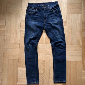 Nudie Jeans - Ett par mörkblåa Nudie jeans. W30 L32. Modell Lean Dean. Fint skick. Hör av er ifall ni har några frågor!