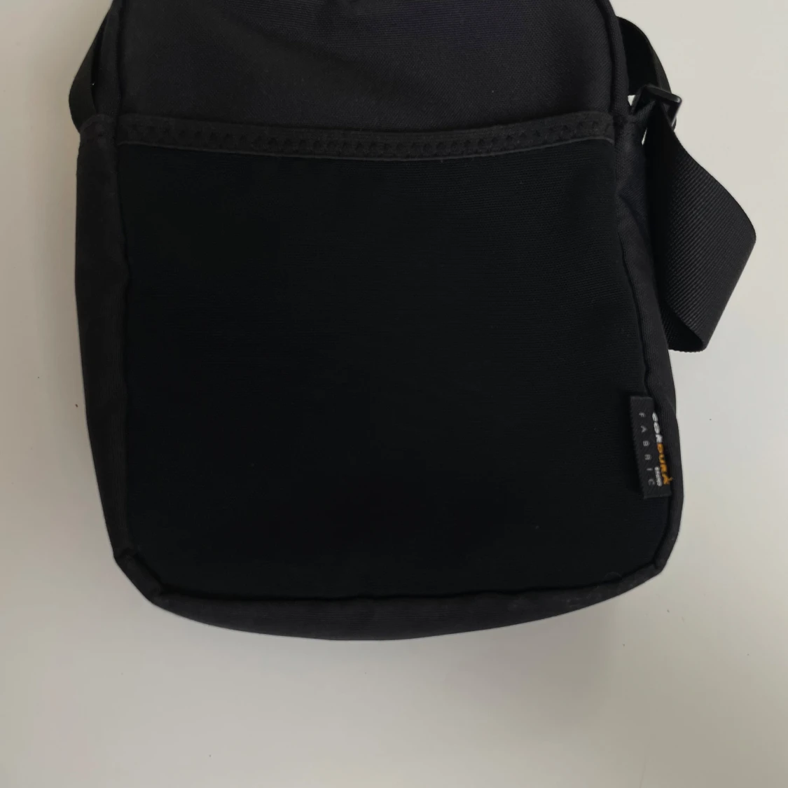 Svart axelväska från Peak Performance - 1