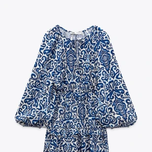 Blåvit mönstrad klänning från Zara - Säljer en blåvit klänning från Zara då den inte passar mig, knappt använd.