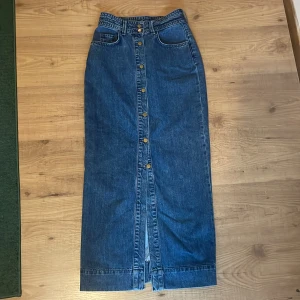 Lång Jeanskjol  - Lång jeanskjol från HM med stl 34. Skriv vid frågor. 