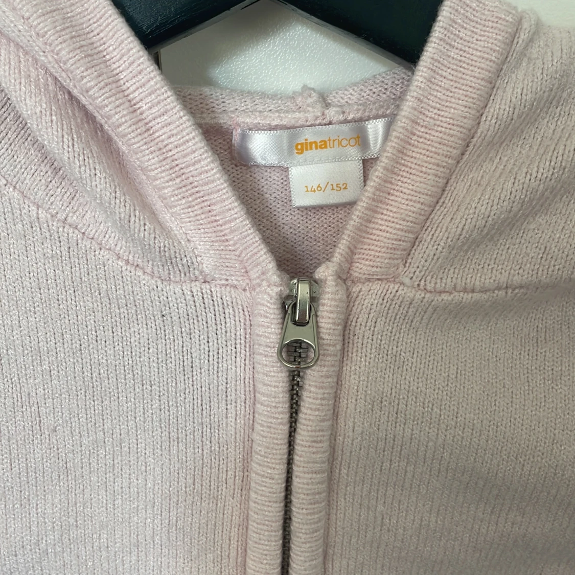 Ljusrosa croppad hoodie från Gina Tricot - 2